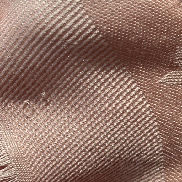 Louis Vuitton Monogram Shine Shawl - Picture 8 of 14
